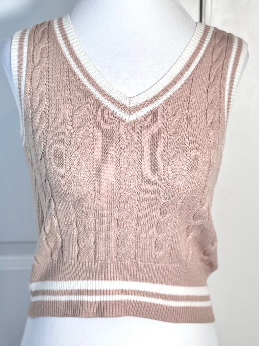 Moon & Madison M Brown Cable Knit Sweater Vest Cropped Preppy Varsity Academia